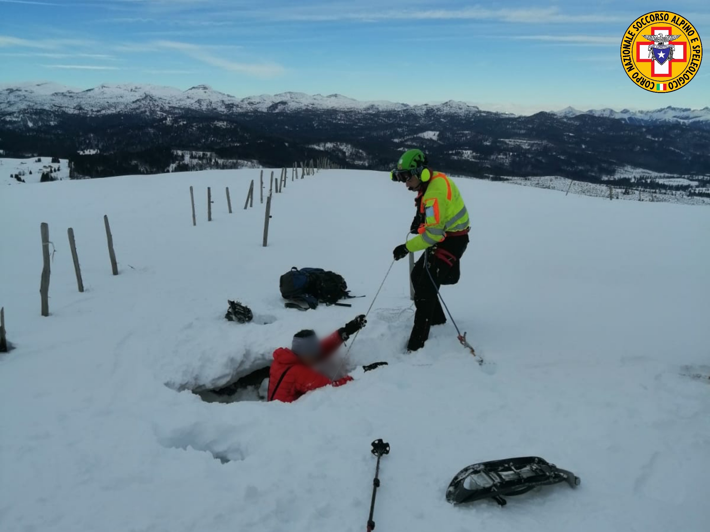 Sprofonda con le ciaspe in una trincea della guerra sul Monte Fior